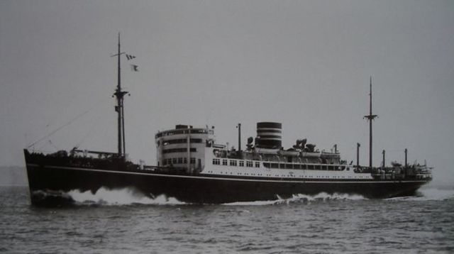 SS Hikawa Maru fedélzetén tüdőgyulladásban hunyt el