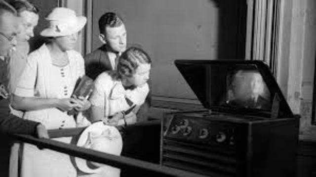 Medios de comunicación de masa (Radio y televisión).