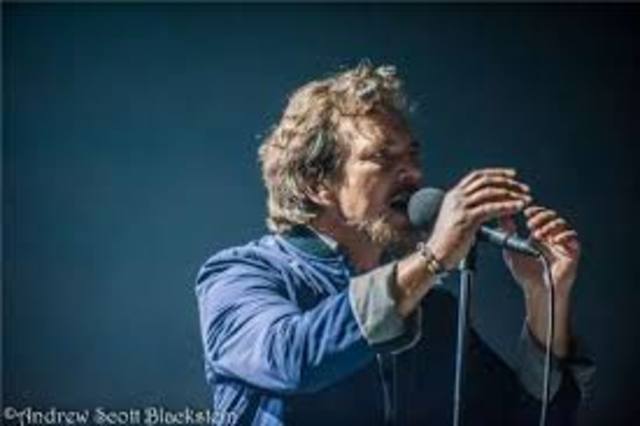 Pearl Jam wins 4 MTV Video Music Awards.