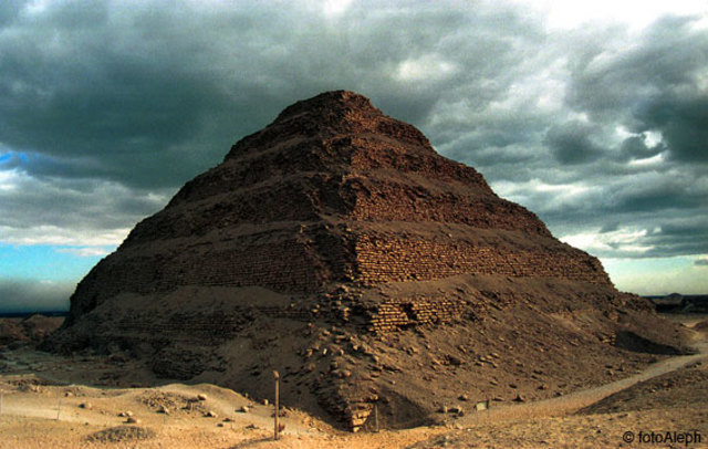 Imperio Antiguo, primera piramide en Zakara