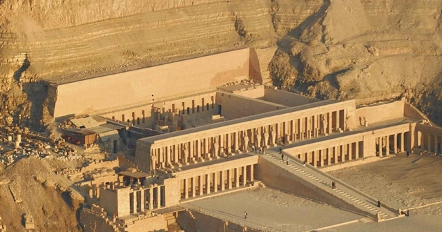 Se construyo el templo funerario de la reina Hatshepsut.