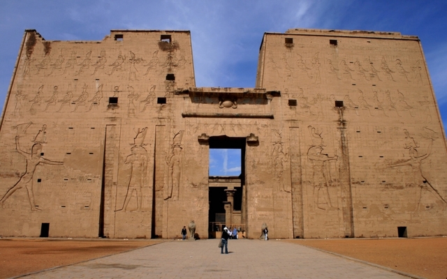 Se inicio la contrucción del templo de Edfu.