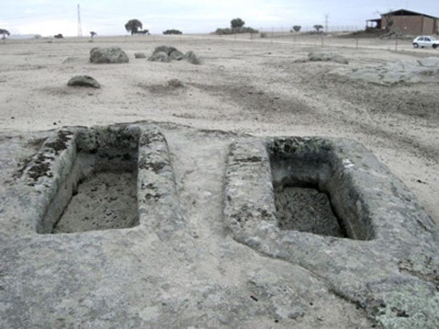 Se inventan las tumbas de pozo.