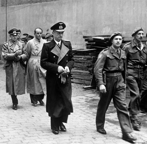 Tyskland kapitulerer.