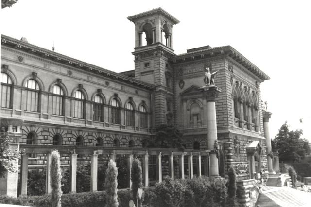 Goes to Academie Suisse to study painting