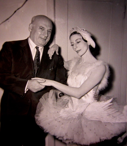 Ballet Russe de Monte-Carlo hits America