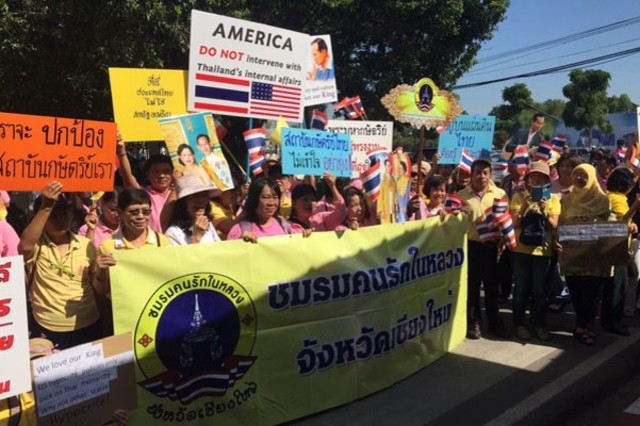 Royalist Yellow Shirts rallied against Glen Davies, American Ambassador to Thailand for criticising LM