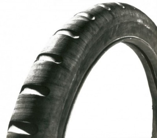 1.-Desarrollo del primer neumático. 2.-Existencia de ondas electromagnéticas.