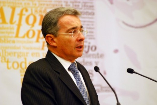 Activistas reciben con protestas presencia de Uribe en la universidad de Georgertown