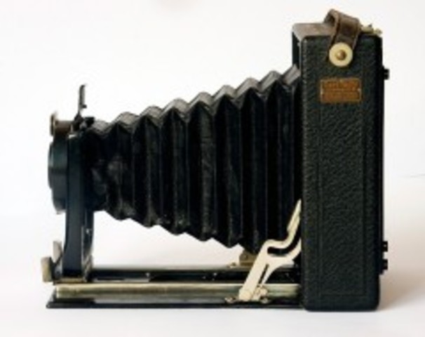 George Eastman patenta un proceso para hacer planchas secas para tomar  fotografías.