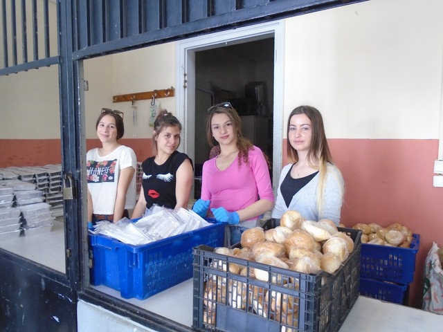 Εθελοντική εργασία στο συσσίτιο του Δήμου Αθηναίων