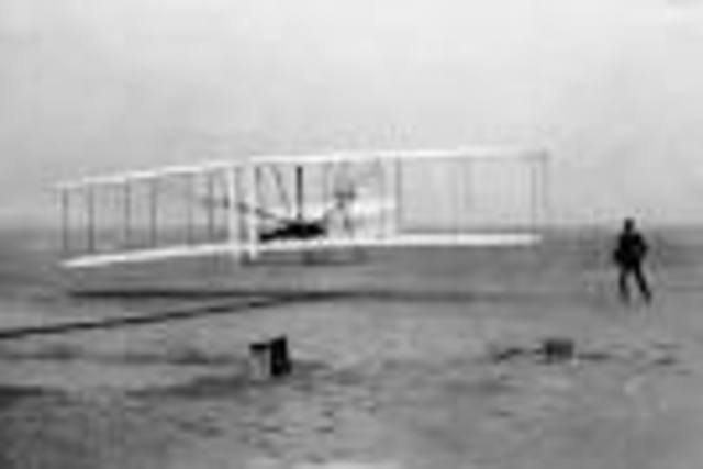 PRIMER VUELO DE UNA MÁQUINA PESADA, hermanos Wright