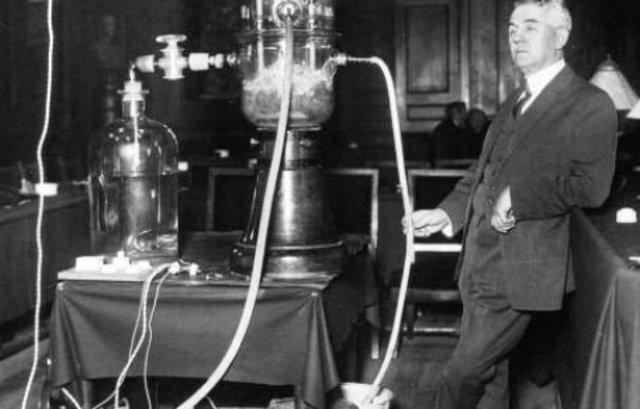 Primera lámpara de neón