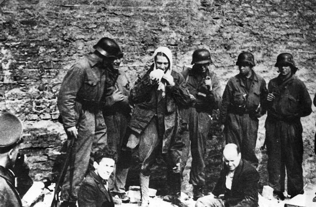the Warsaw ghetto uprising began after German troops and police entered the ghetto to deport its surviving inhabitants