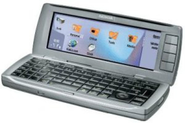 Nokia lanza el primer smartphone.