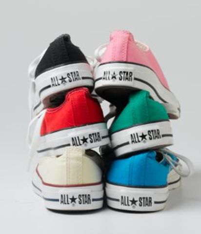 CONVERSE añade color a su zapatilla blanco y negro