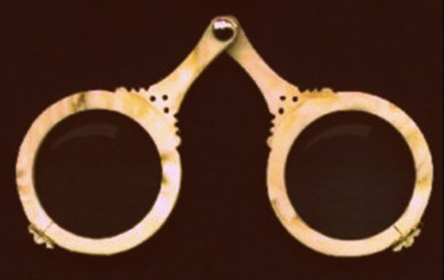 Gafas en forma de "V"