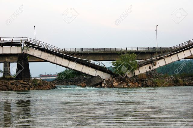 Chapitre 28 - Sur le train, Fogg joue au whist, et il y a un pont pas tres solide qu'il faut passer, alors ils le traverse par aller aussi vite que possible.