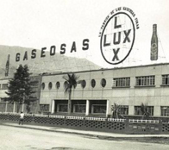 Se funda Gaseosas Lux