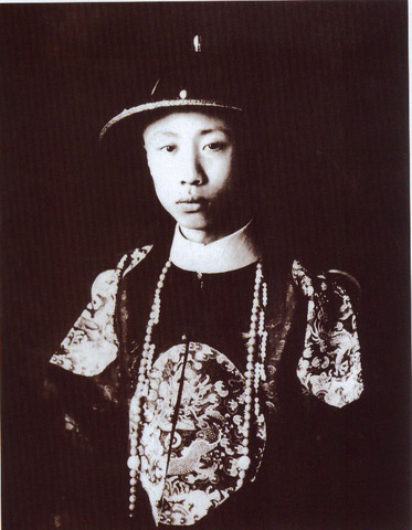Chinese Nationalists oust the last Qing emperor, Puyi