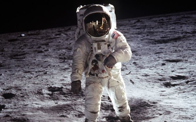 El hombre camina sobre la superficie de la luna.