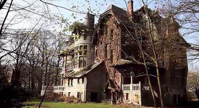 6 Jacob discovers the old house that his grandfather grew up in, which is torn apart from bombings and 70 years of weather.