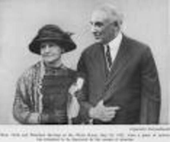 Marie receives radium from President Harding
