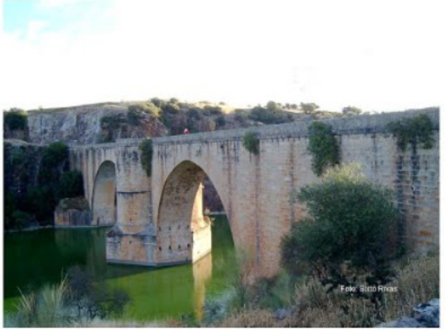Puente de arco con concreto reforzado