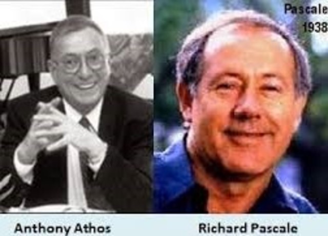 Pascale y Athos (1981) autores del libro The Art of Japanese Management, La Theory Z de Ouchi; Peters y Waterman (1982) autores del libro In Scarth of Excellence