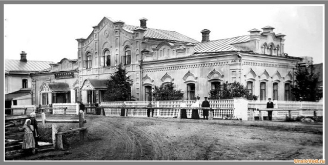 The description of the merchant's house.