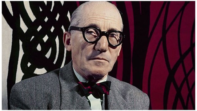 Inicia el estilo internacional