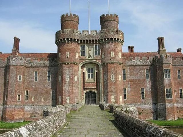 The description of the knight's castle.