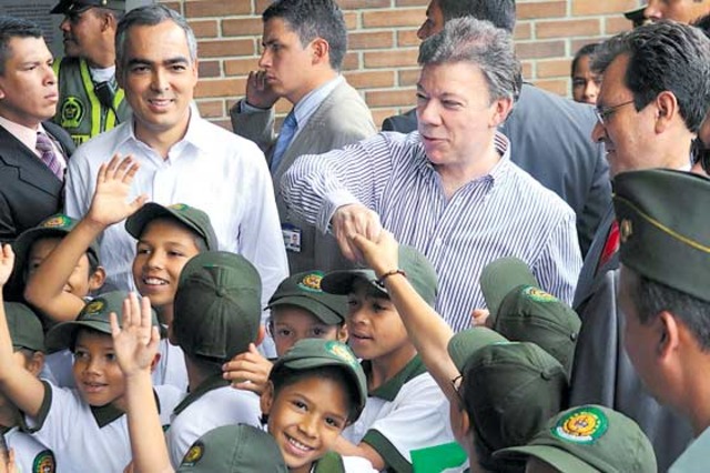 Santos pasó revista a la Comuna 13 de Medellín y habló con sus habitantes