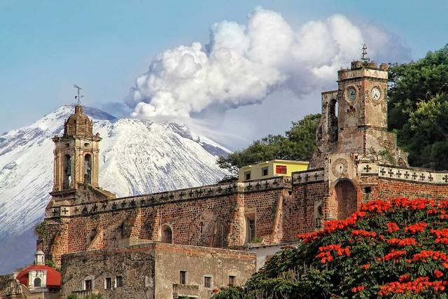 Primeros monasterios del siglo XVI en las laderas del Popocatepetl