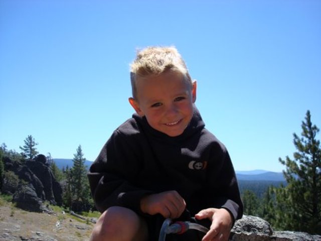 Mi hermano nació en Chagrin Falls, Ohio en 2003.