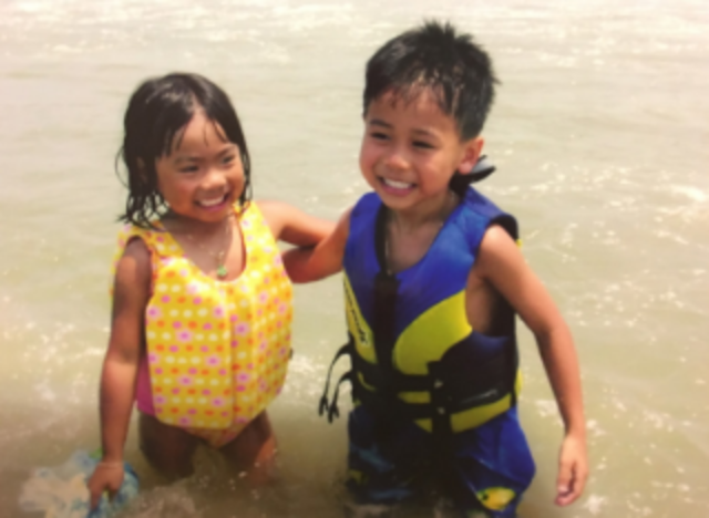 Mi primo y yo fuimos a la playa para nadar.