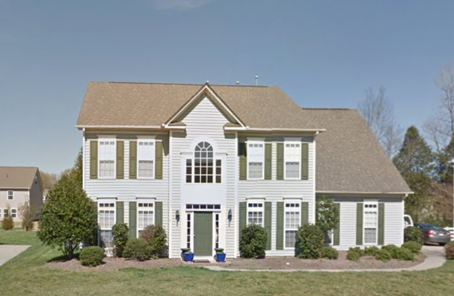 Mi familia y yo nos mudamos a una casa muera