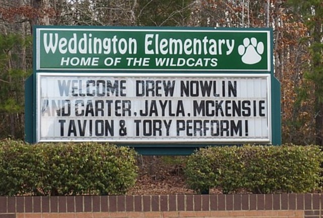 Mi hermanita fue a escuela primaria.