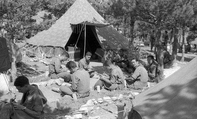 NACEN LAS PRIMERAS ESCUELAS Y ACADEMIAS
