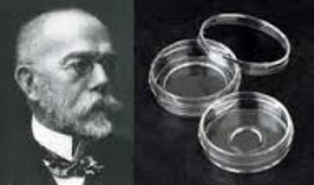 Richard Petri  introduce el uso de las cajas Petri en Microbióloga