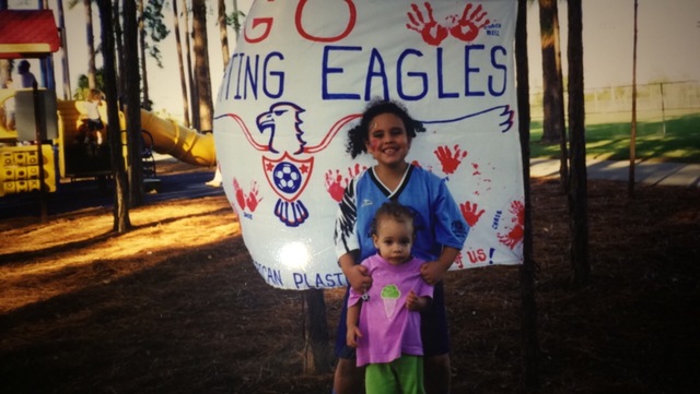 Mi hermana y yo empezamos jugar al fútbol.