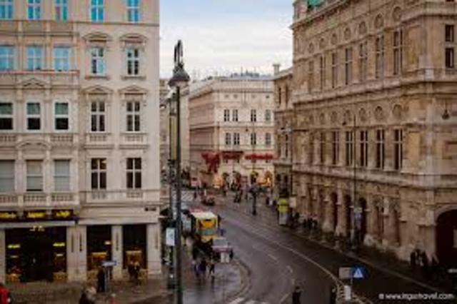 Hitler moves to Vienna