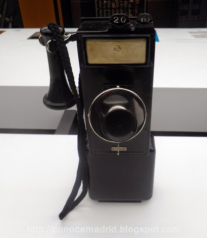 Teléfono público mural de monedas