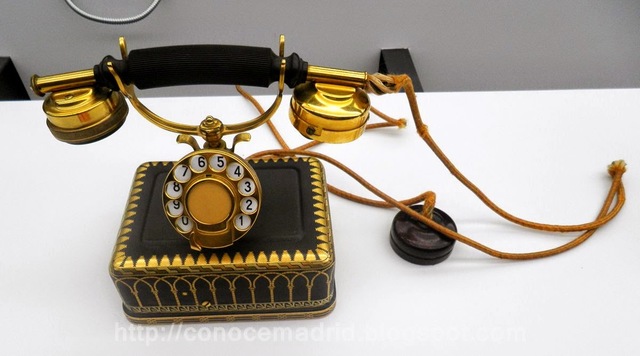 Teléfono automático con conexión a batería central