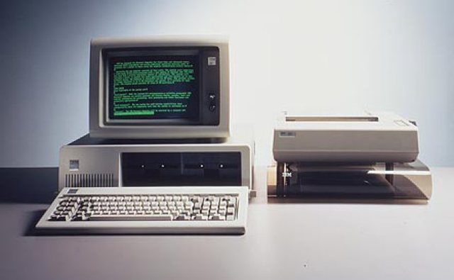 IBM a la carga con su Personal Computer (IBM 5150)