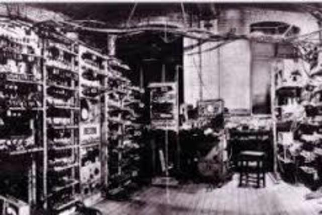 SE CREA EL PRIMER ORDENADOR.