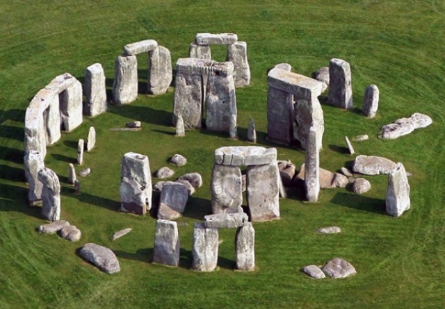 building of Stonehenge