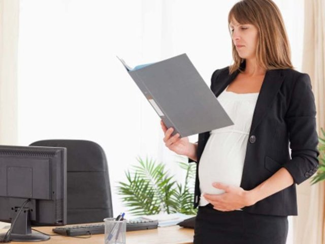 Ley 53 de 1938 Por la  cual se  protege  la maternidad, otorgando a la  mujer  embarazada  8 semanas de   licencia en la época de  parto