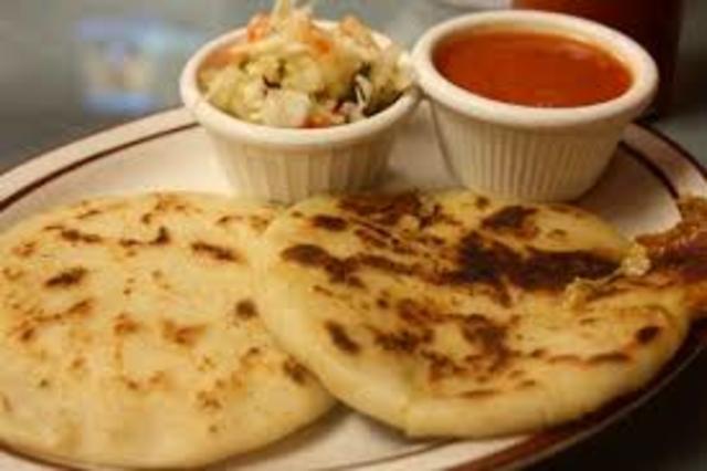 Ayer comí mi comida favorita, pupusas de queso y frijol.