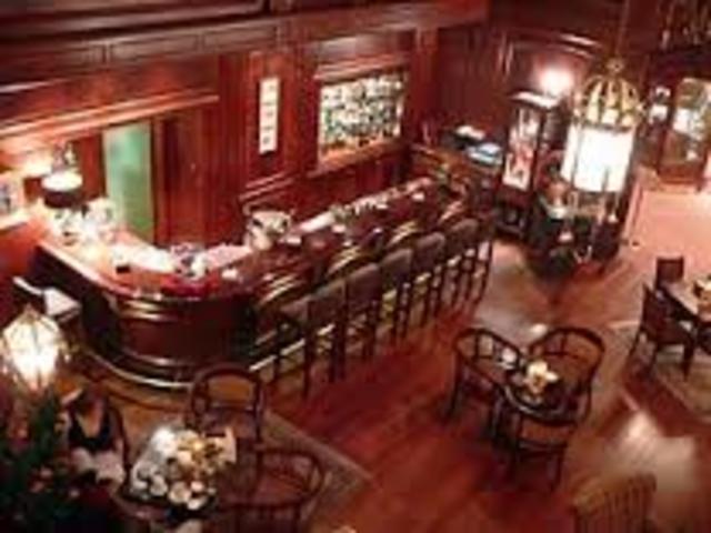 Dino bekommt seine krawatte schneiden. Bennos krawatte schneiden.